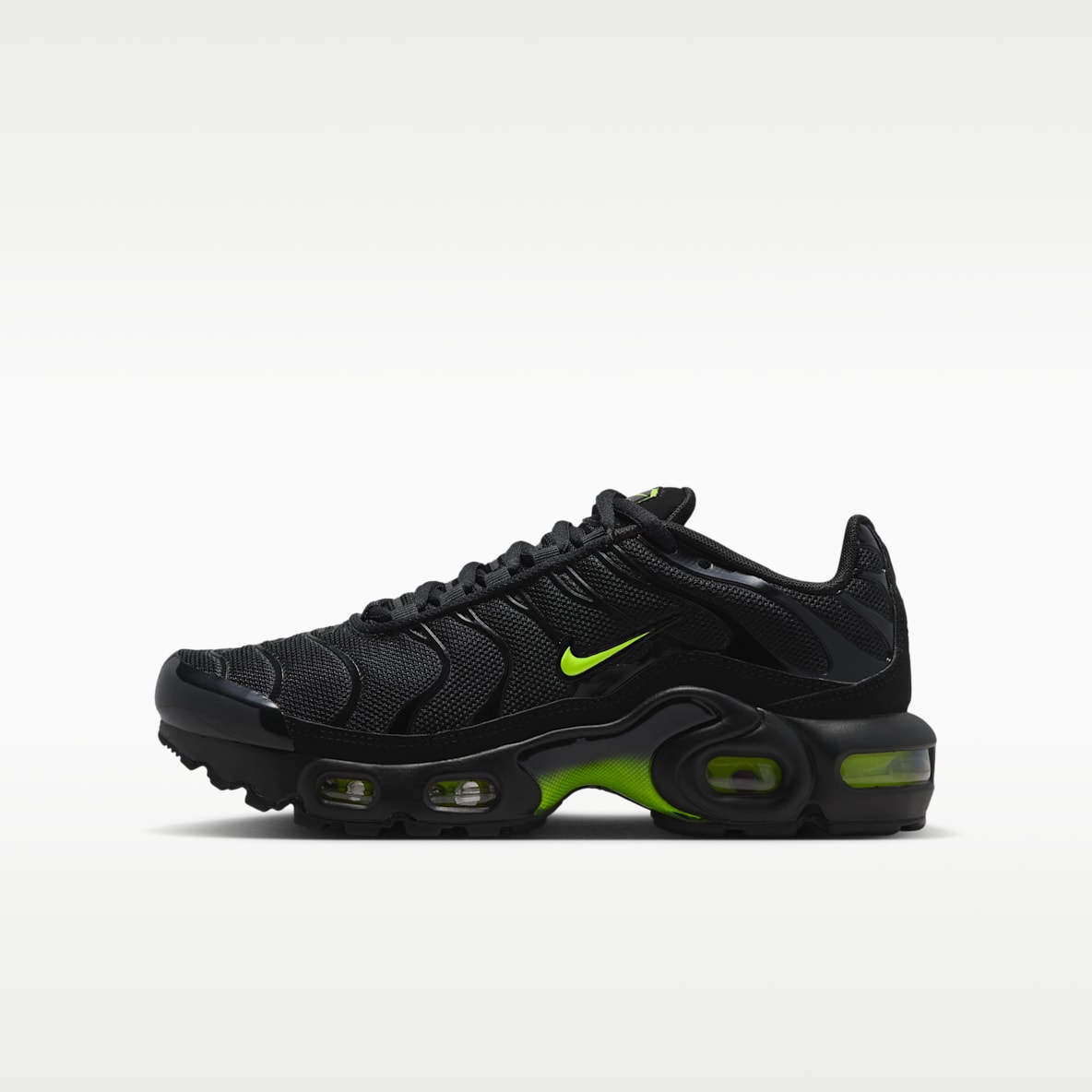 Black Air Max Plus Shoes. Nike.com